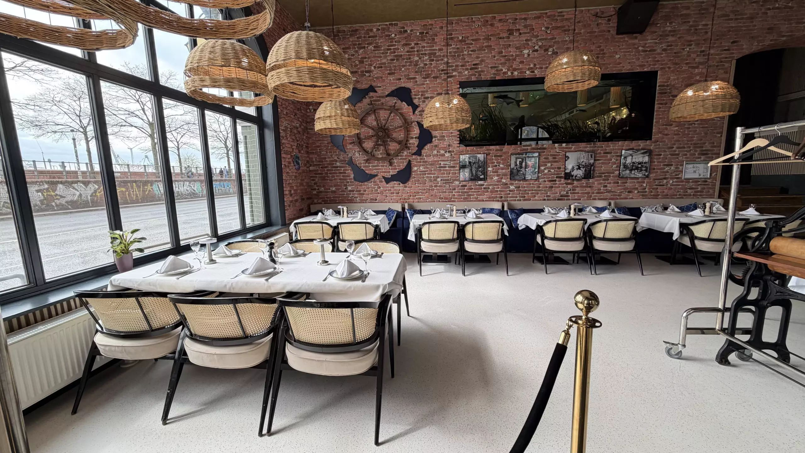 Fischerhaus Stilvolle Backsteinwand mit maritimer Dekoration