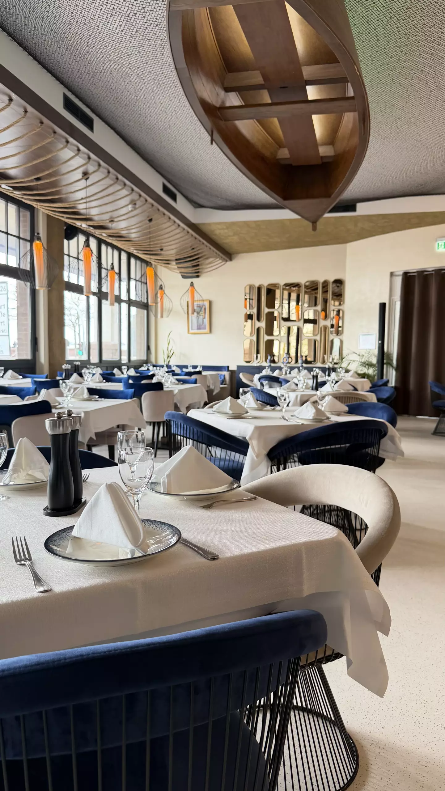 Fischerhaus Modernes Dining Konzept mit stilvollen Sitzplätzen