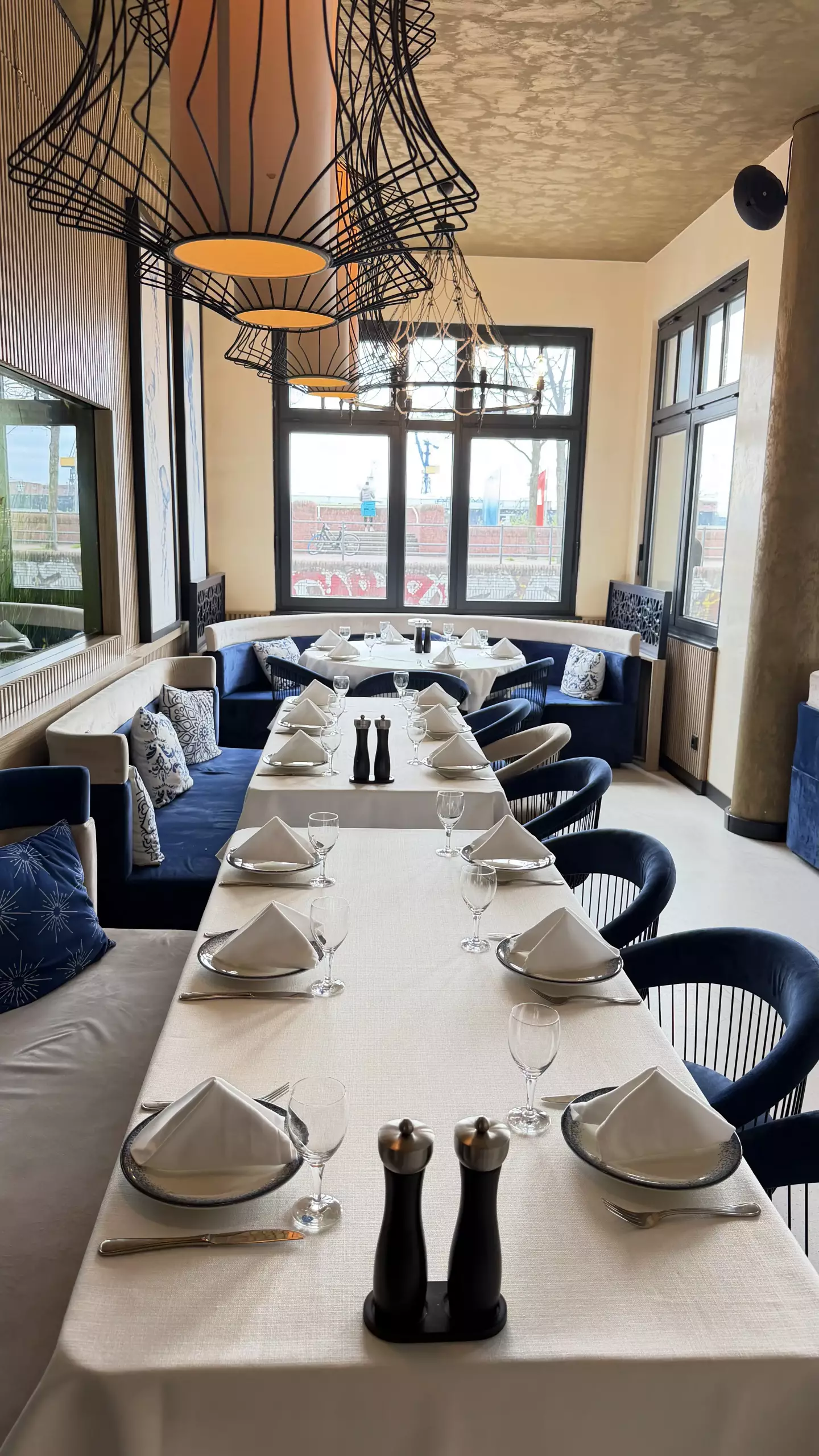 Fischerhaus Restaurant Innenbereich – lange Tafel mit gedeckten Plätzen und hochwertigem Interieur