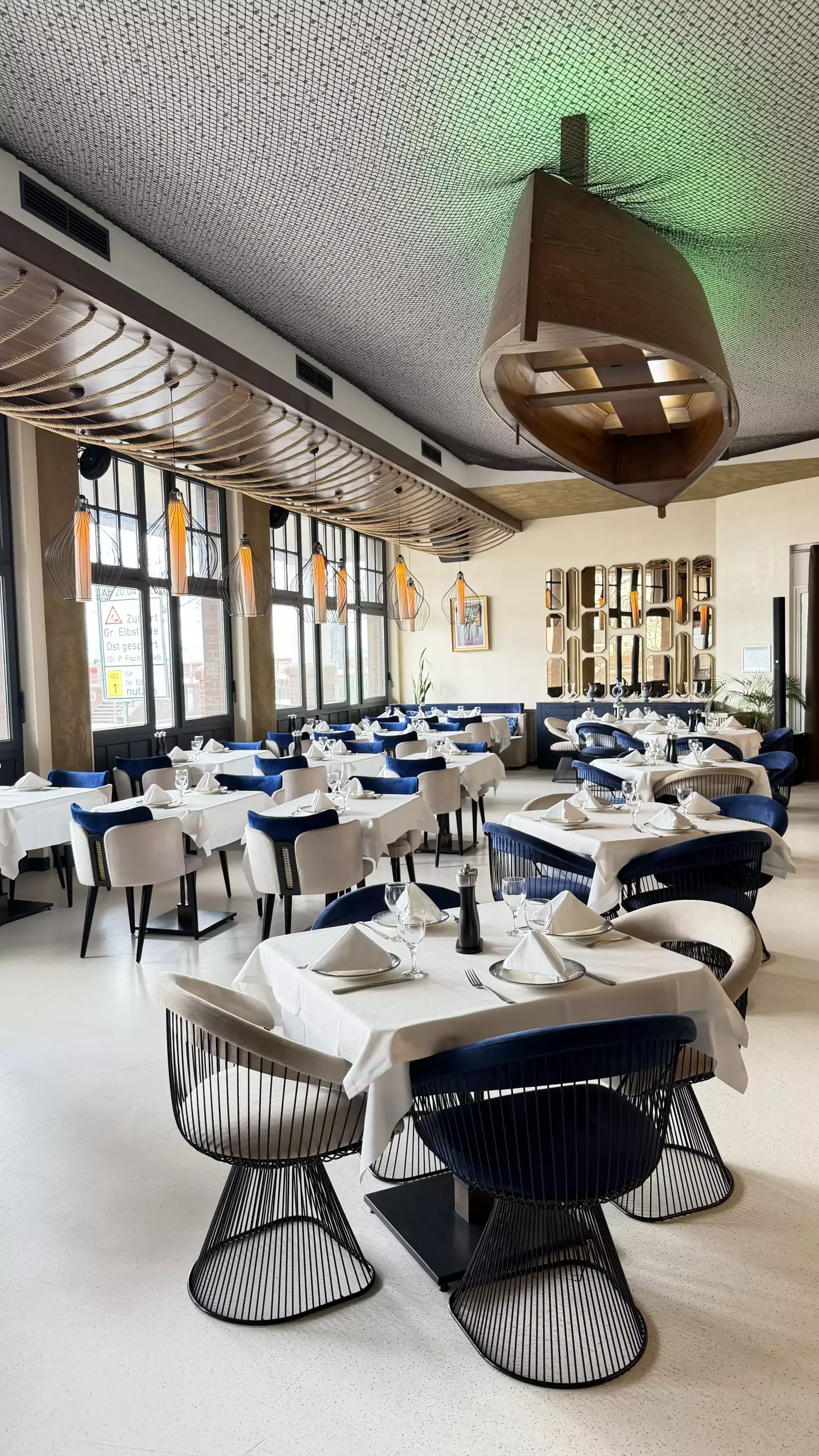 Restaurant Fischerhaus Hamburg Innenraum – moderner Gastraum mit gedeckten Tischen und Blick auf die Elbe